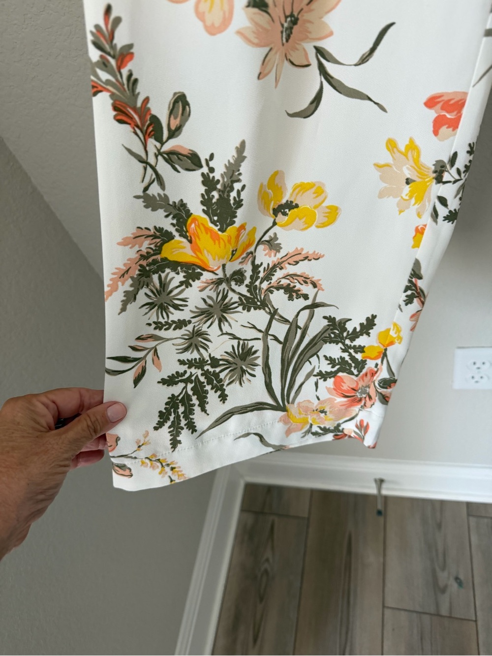 LOFT Outlet Floral Wide Leg Crop Pants White Pink Yellow Women’s Small - Picture 8 of 12